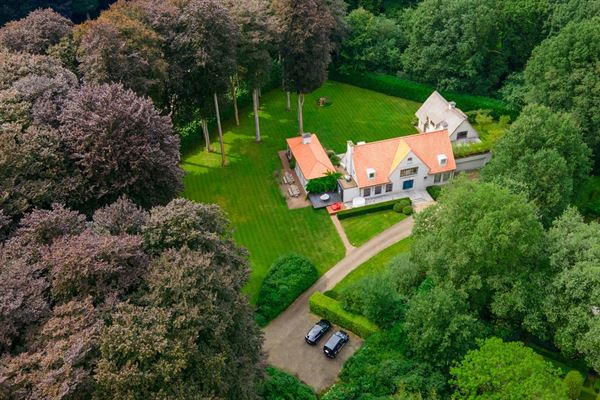 Ruime villa op ca. 1 Ha grond nabij het park van Schilde