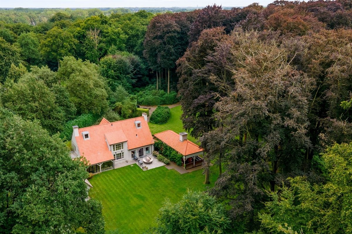 Ruime villa op ca. 1 Ha grond nabij het park van Schilde