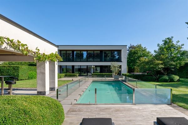 Energiezuinige moderne stijlvilla met bijgebouw en zwembad