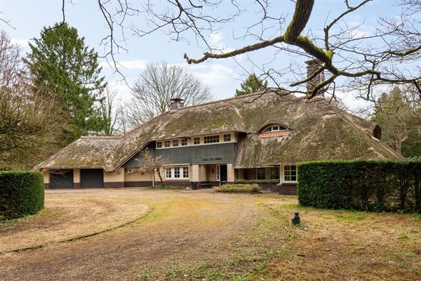 Rural villa to be renovated on approx. 6,372 sq. ft