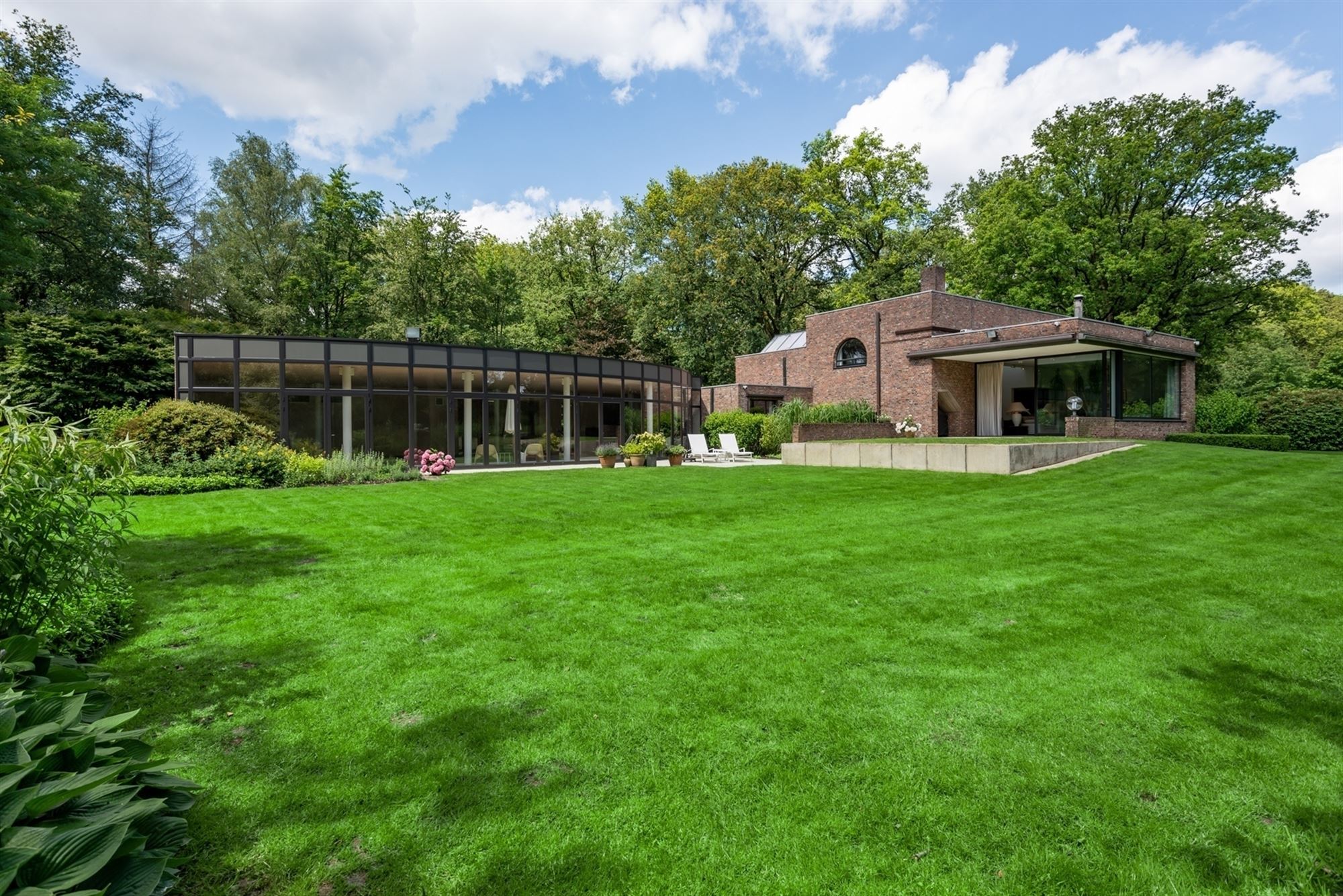 Uniek domein van ca. 8,7 Ha met post-modernistische villa