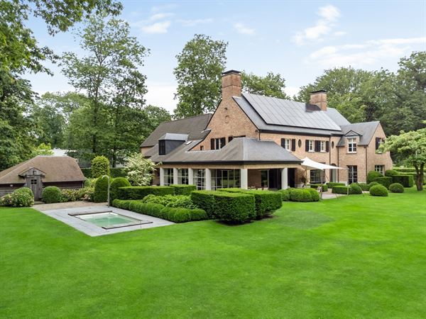 Exclusive villa in quiet location near downtown