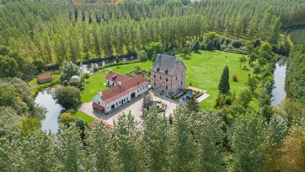 Unieke kasteelvilla met wijndomein en guesthouse
