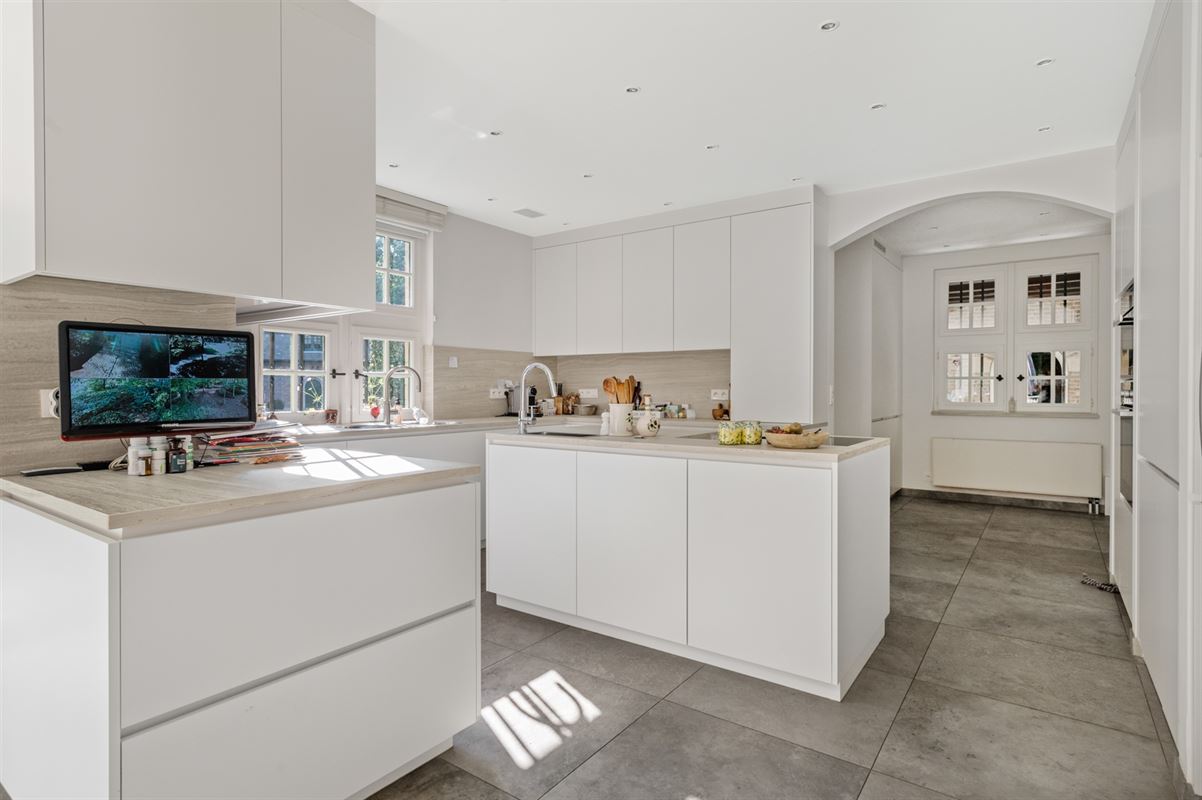 Spacious villa on park grounds of approx. 1.4 Ha