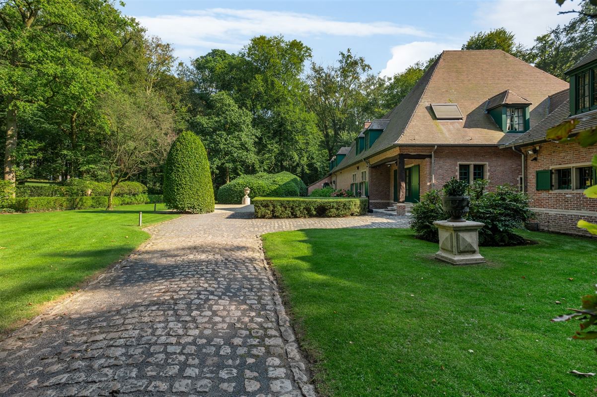 Spacious villa on park grounds of approx. 1.4 Ha