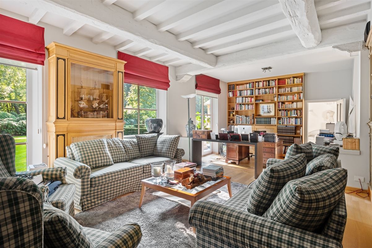 Spacious villa on park grounds of approx. 1.4 Ha