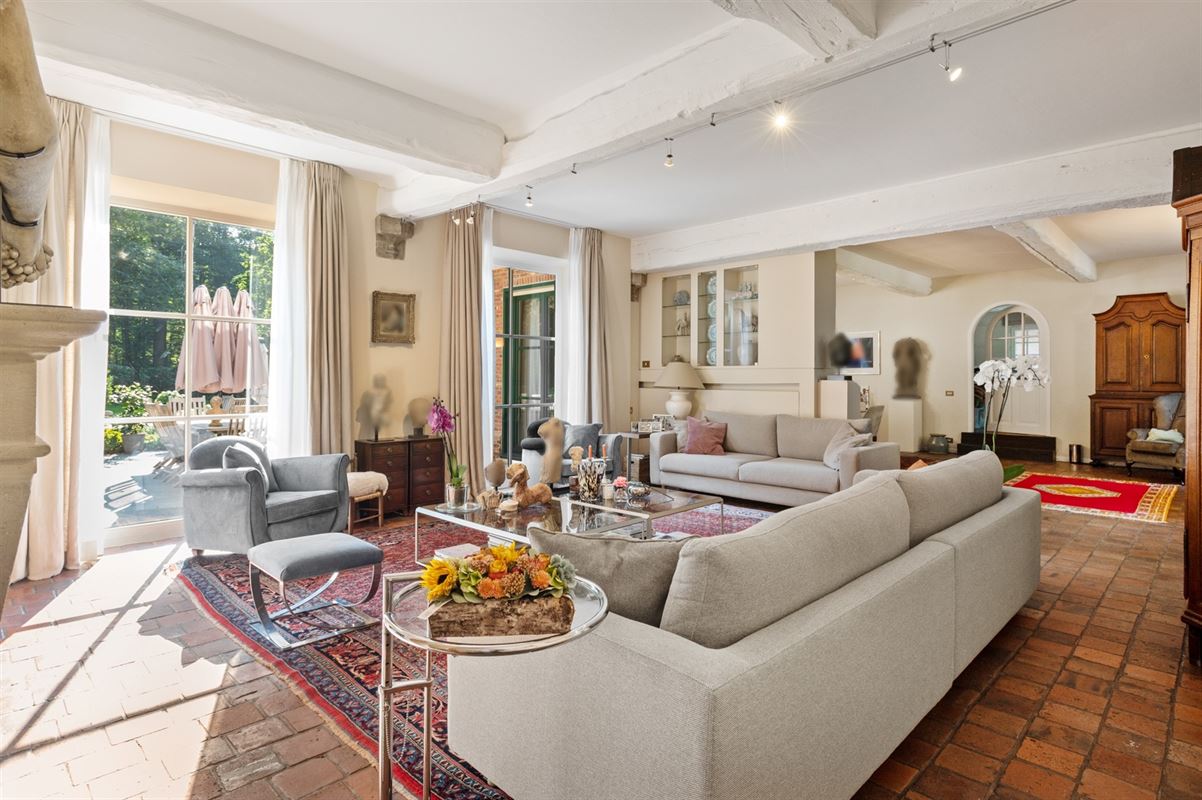 Spacious villa on park grounds of approx. 1.4 Ha