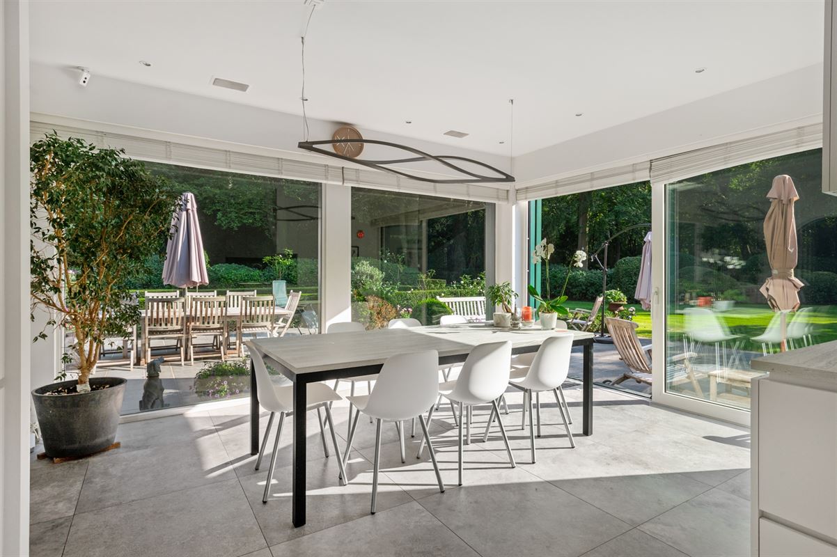 Spacious villa on park grounds of approx. 1.4 Ha