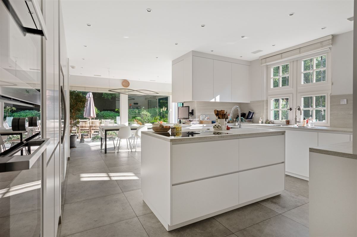 Spacious villa on park grounds of approx. 1.4 Ha