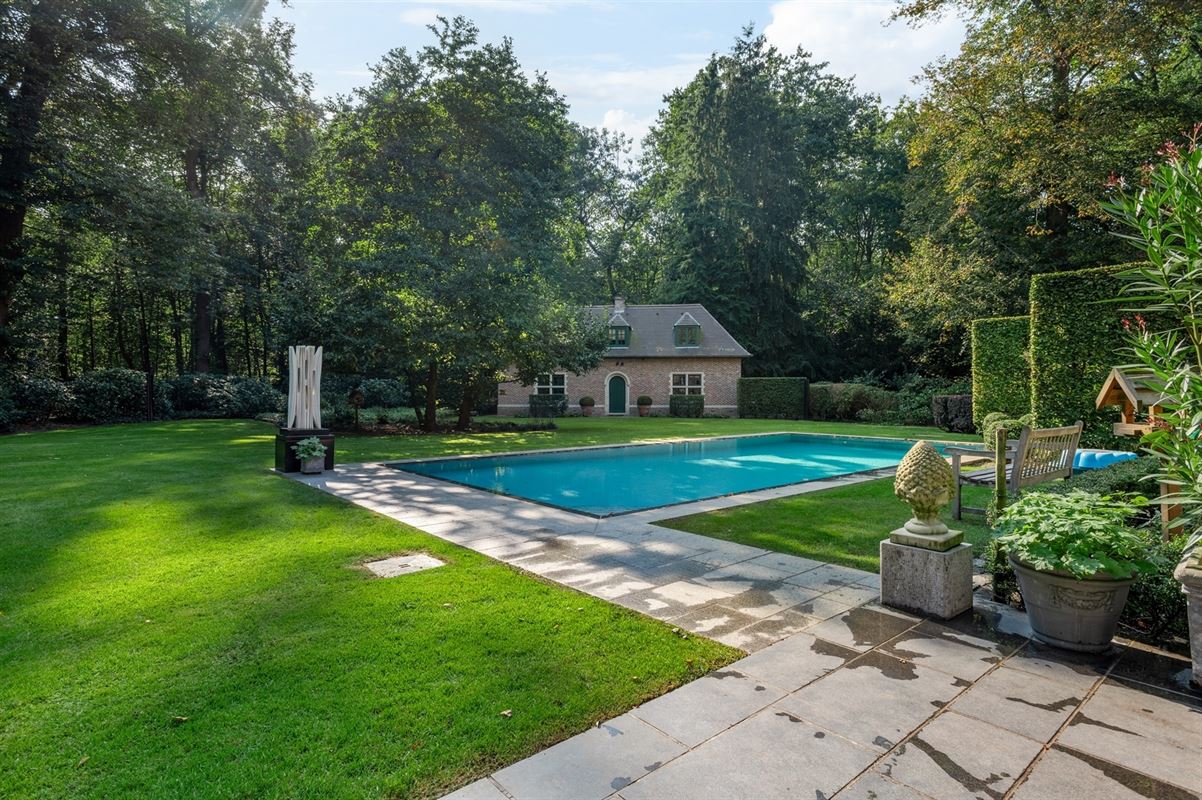 Spacious villa on park grounds of approx. 1.4 Ha