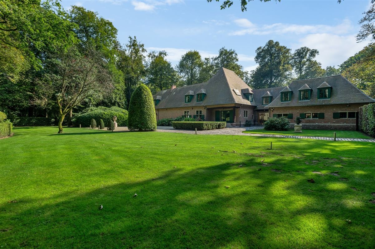 Spacious villa on park grounds of approx. 1.4 Ha