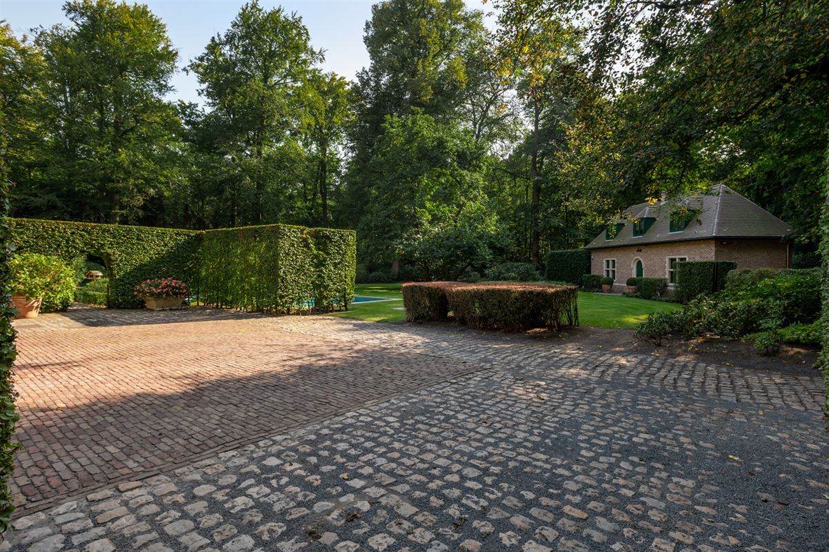 Spacious villa on park grounds of approx. 1.4 Ha