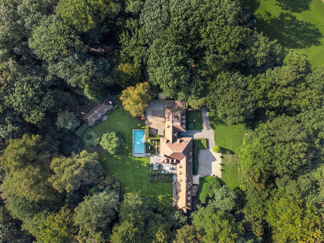 Spacious villa on park grounds of approx. 1.4 Ha