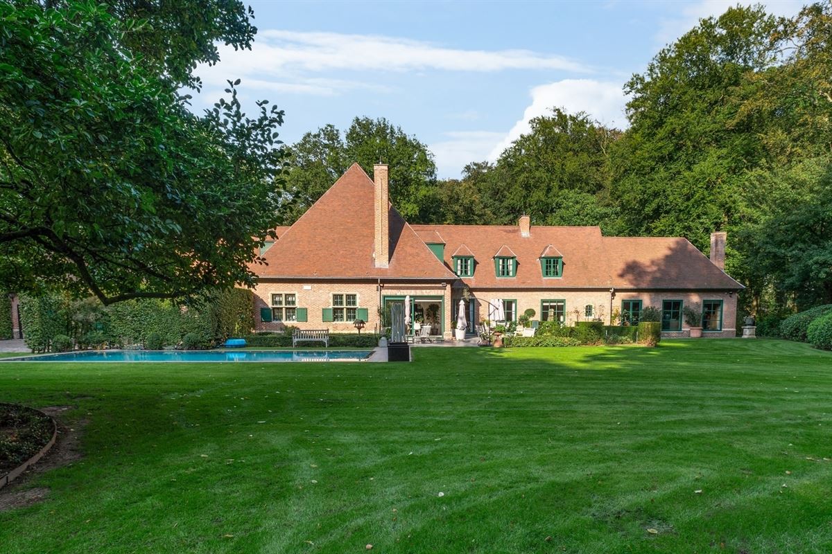 Spacious villa on park grounds of approx. 1.4 Ha