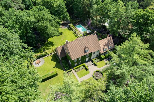 Very spacious villa with park garden in residential location