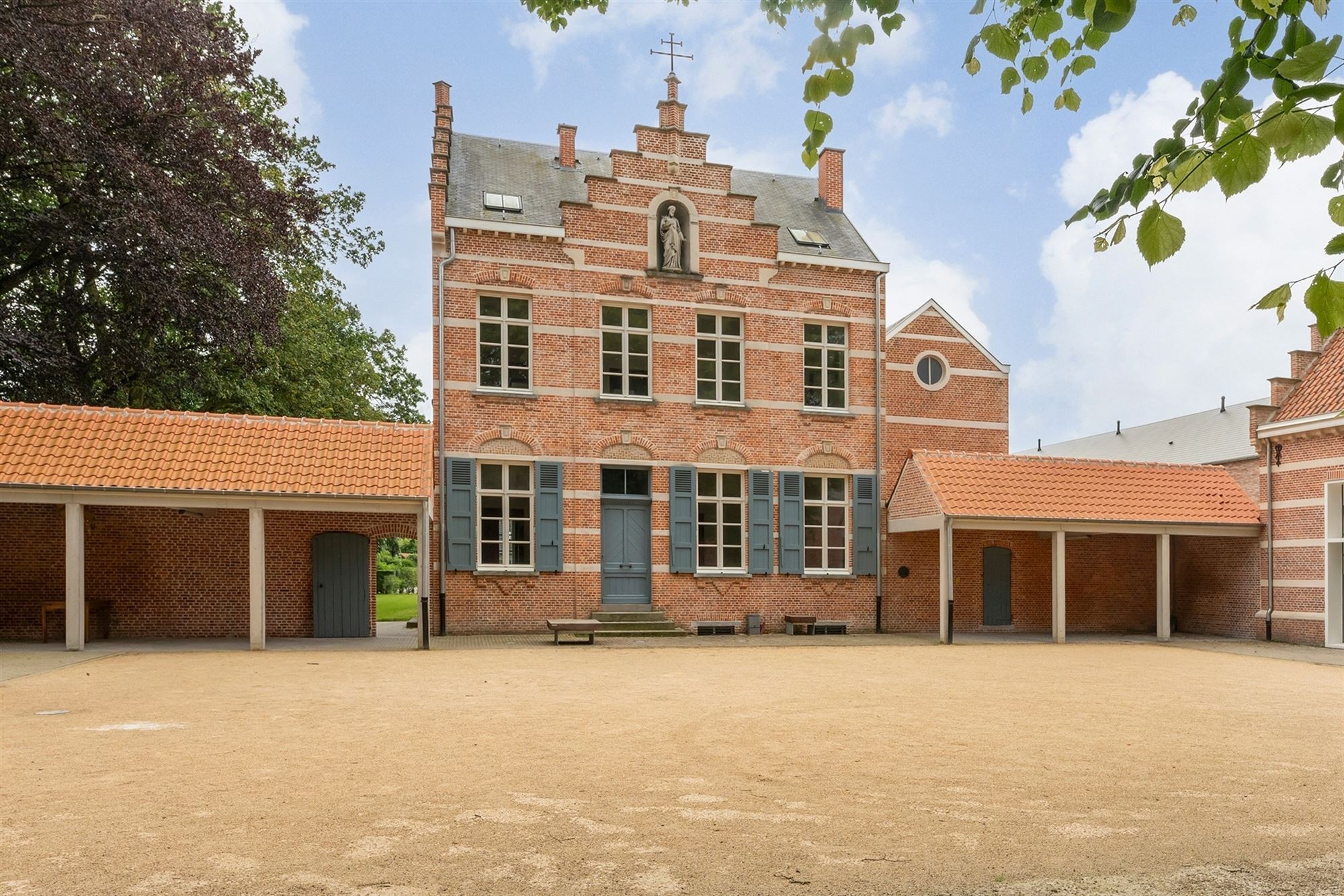 Historic building with many possibilities