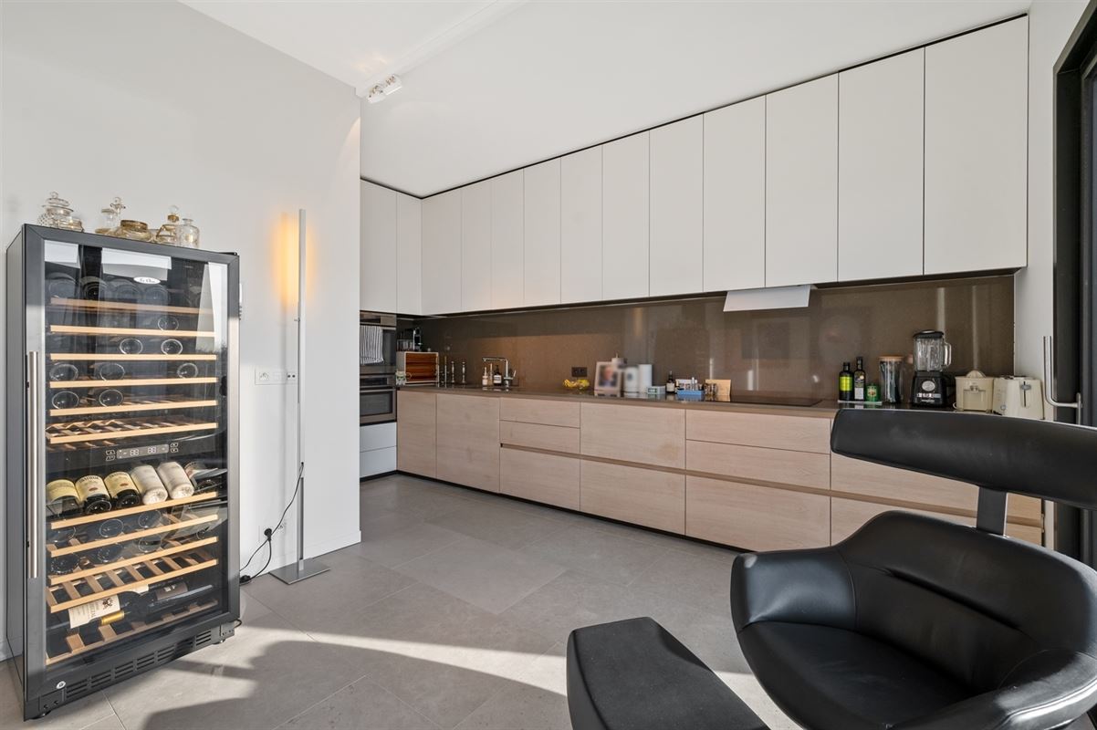Lichtrijk appartement van ca 148 m² met terras op Het Kanaal