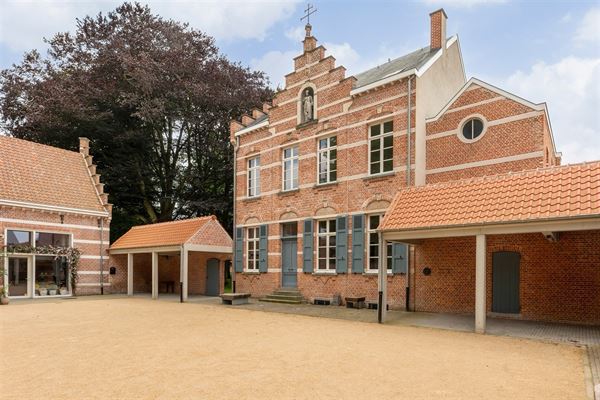 Historic building with many possibilities
