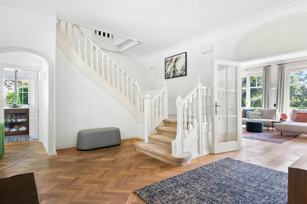 Exclusive country house with guesthouse and outbuilding