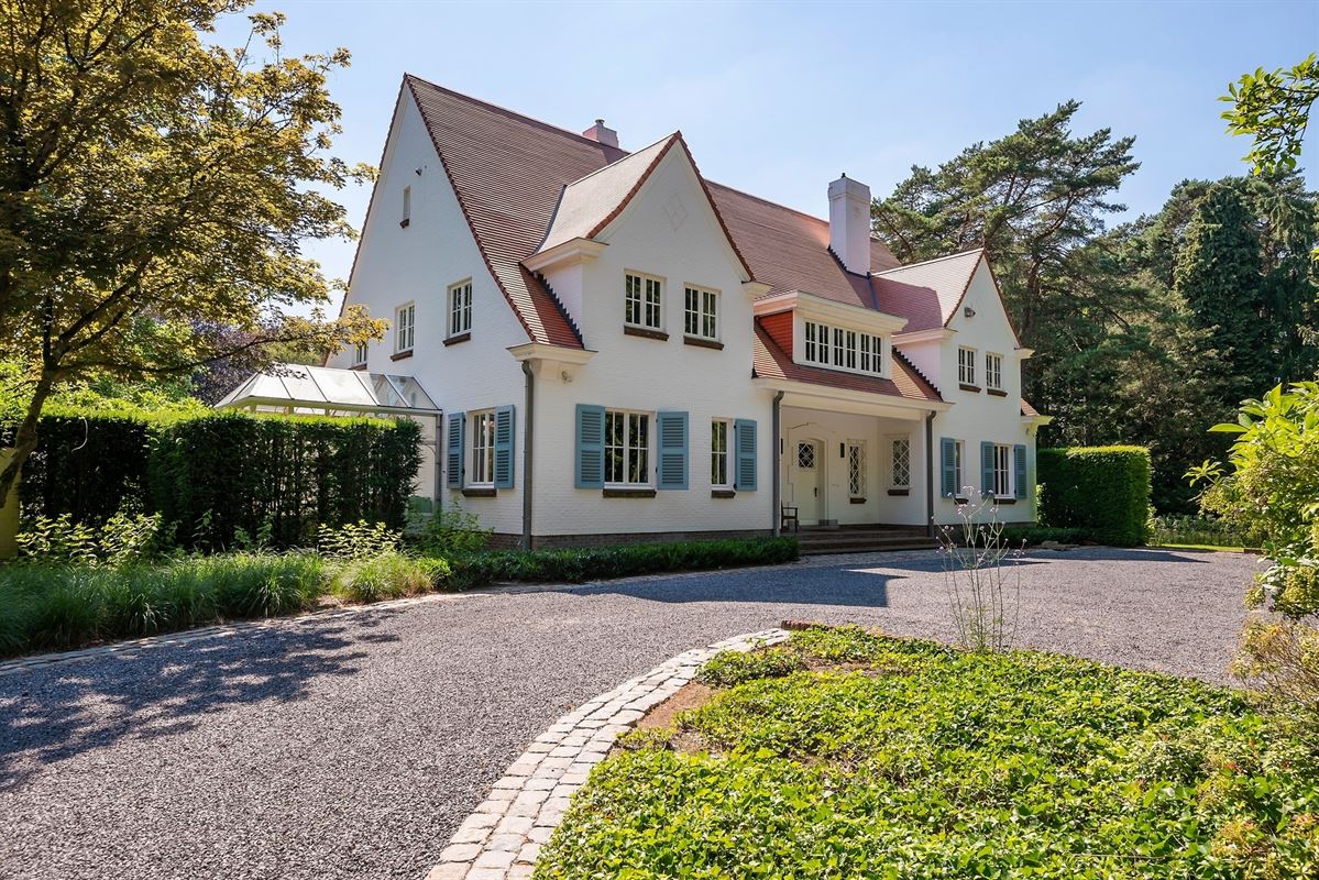 Exclusive country house with guesthouse and outbuilding
