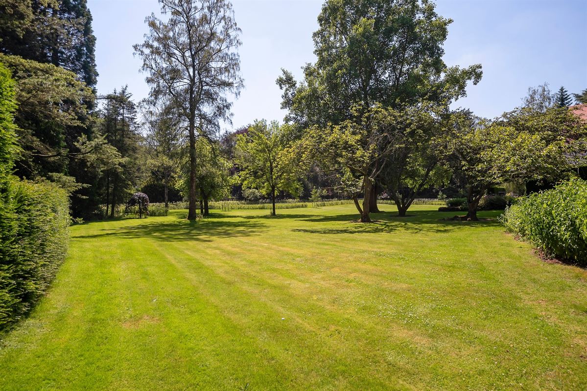 Exclusive country house with guesthouse and outbuilding