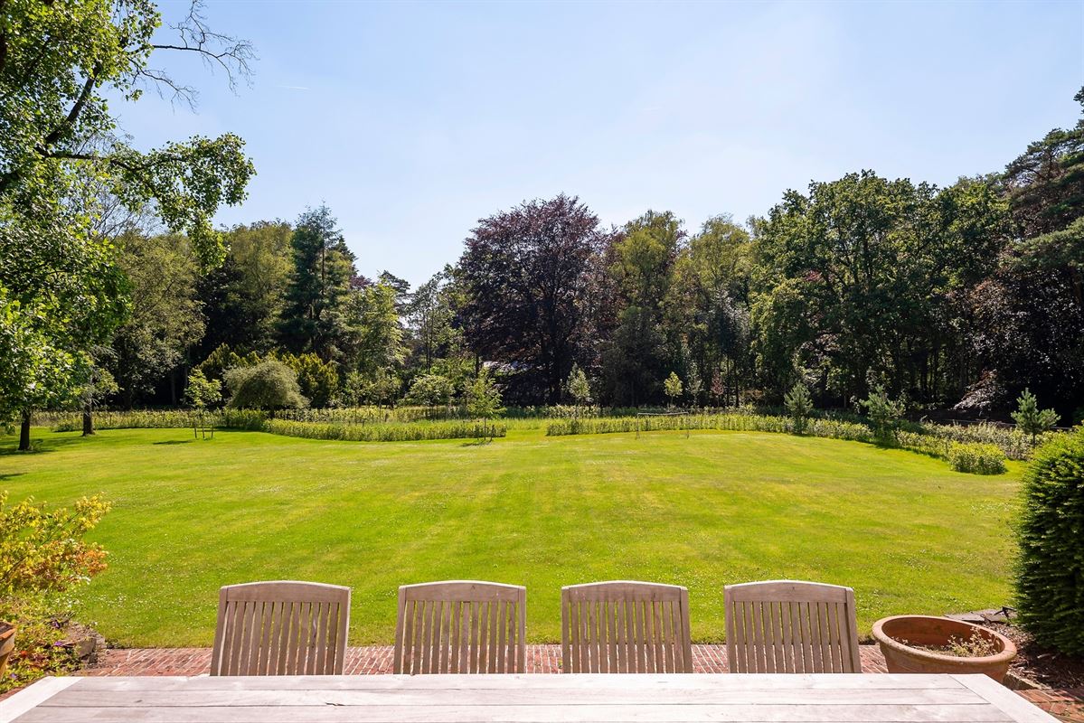 Exclusive country house with guesthouse and outbuilding