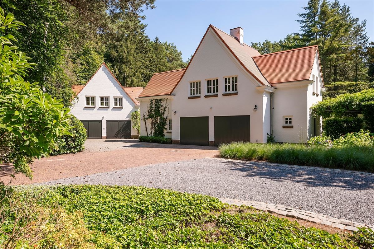 Exclusive country house with guesthouse and outbuilding