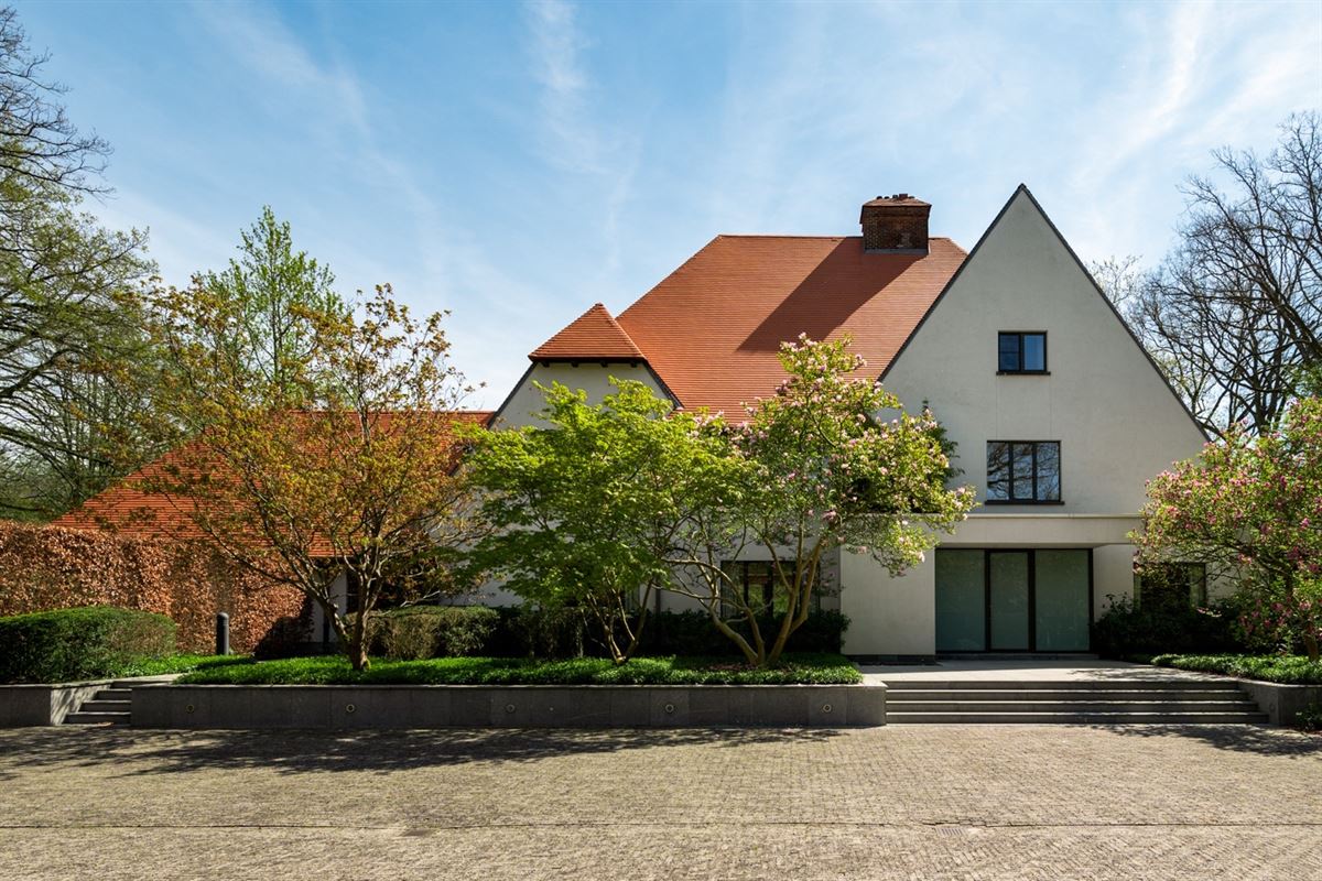 Very spacious villa on approx. 1.7 Ha adjacent to Peerdsbos