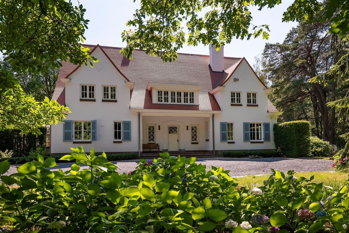 Exclusive country house with guesthouse and outbuilding