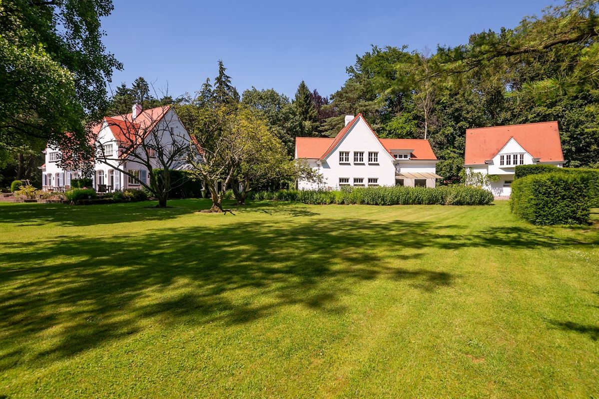 Exclusive country house with guesthouse and outbuilding