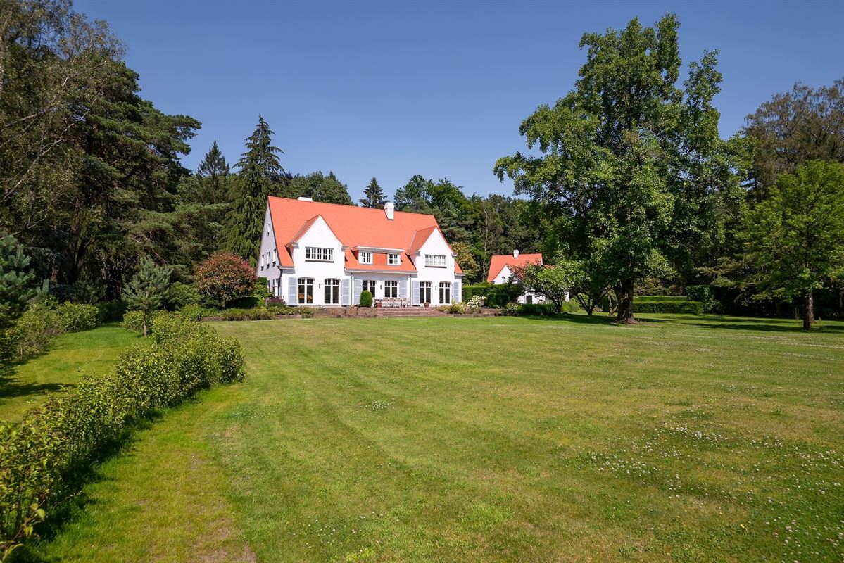 Exclusive country house with guesthouse and outbuilding