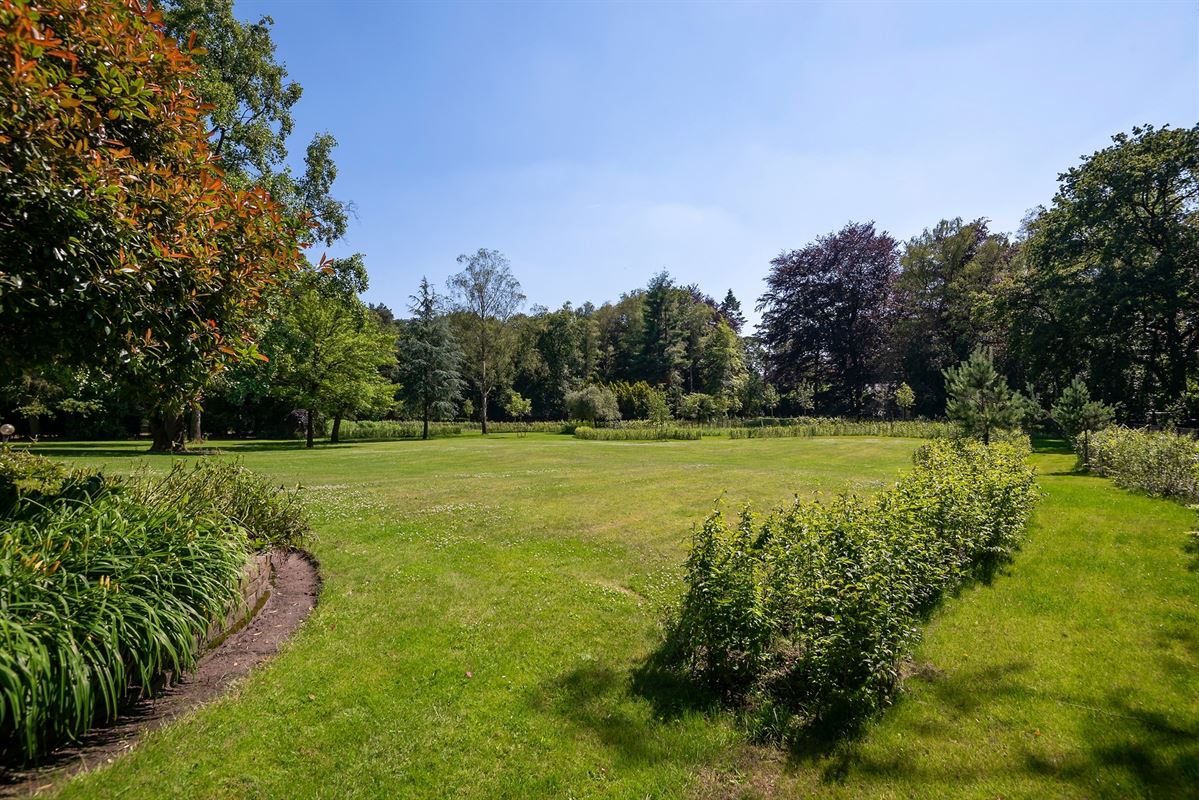 Exclusive country house with guesthouse and outbuilding