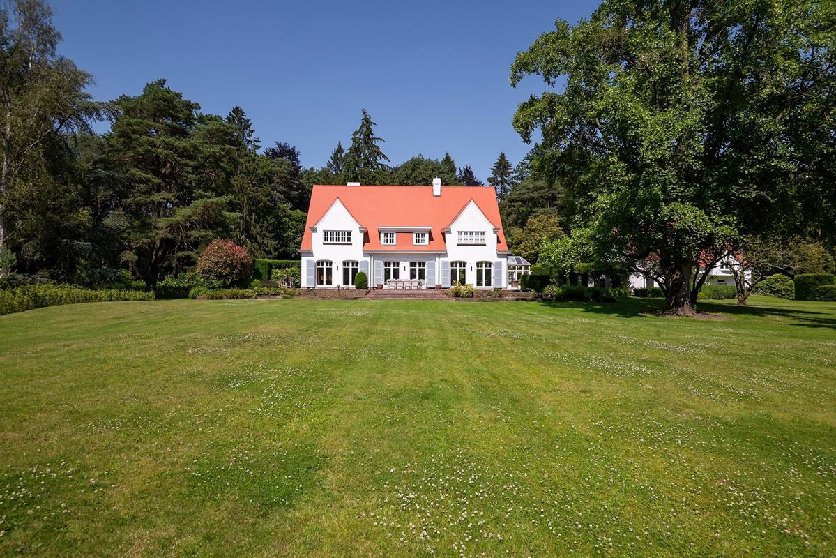 Exclusive country house with guesthouse and outbuilding