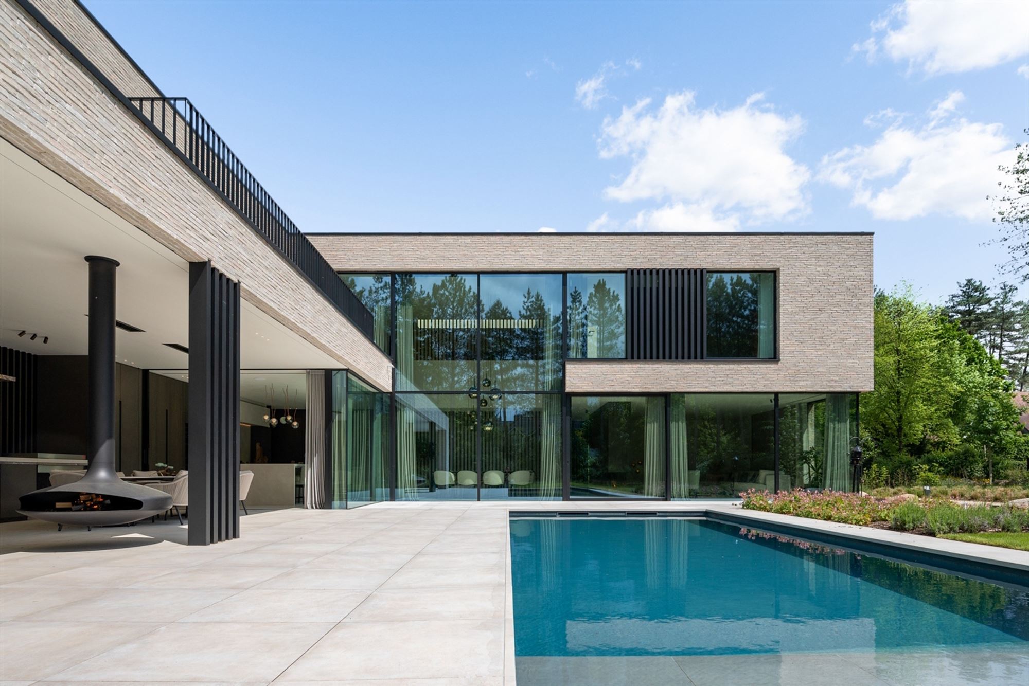 Very luxuriously finished villa in residential location