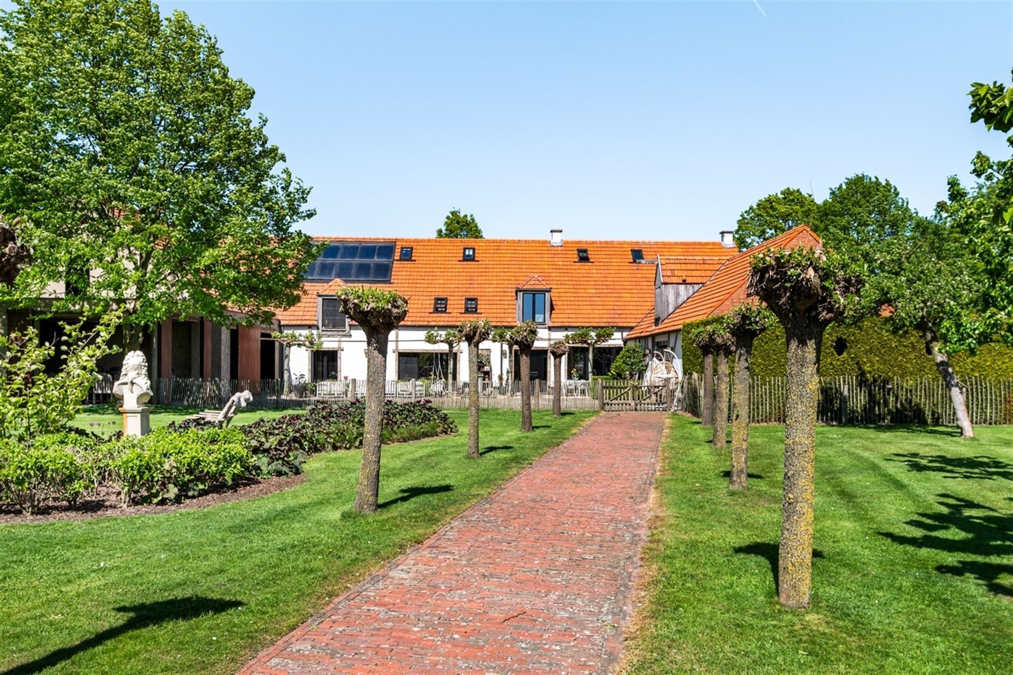 Gerenoveerde hoeve met inpandig zwembad, wellness en golf course
