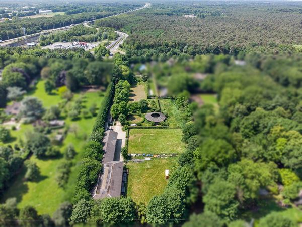 Centrally located equestrian accommodation