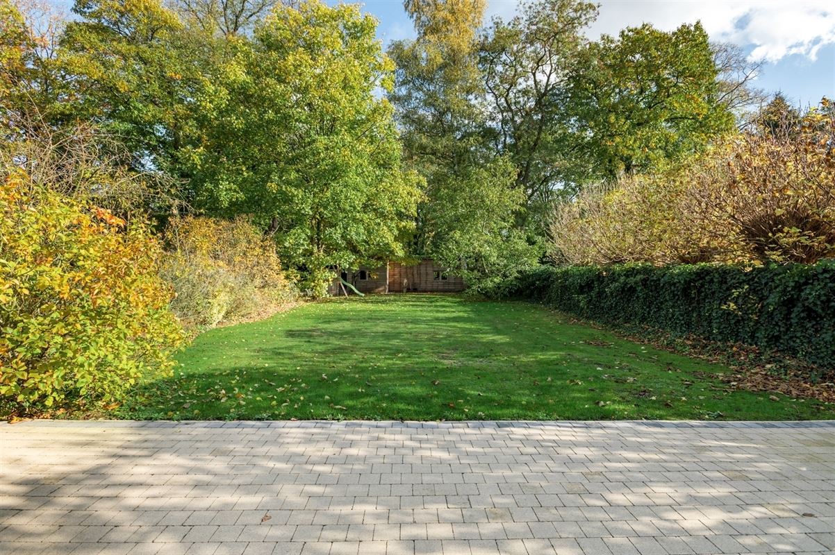 Gerenoveerde villa met bijgebouw op gunstige locatie