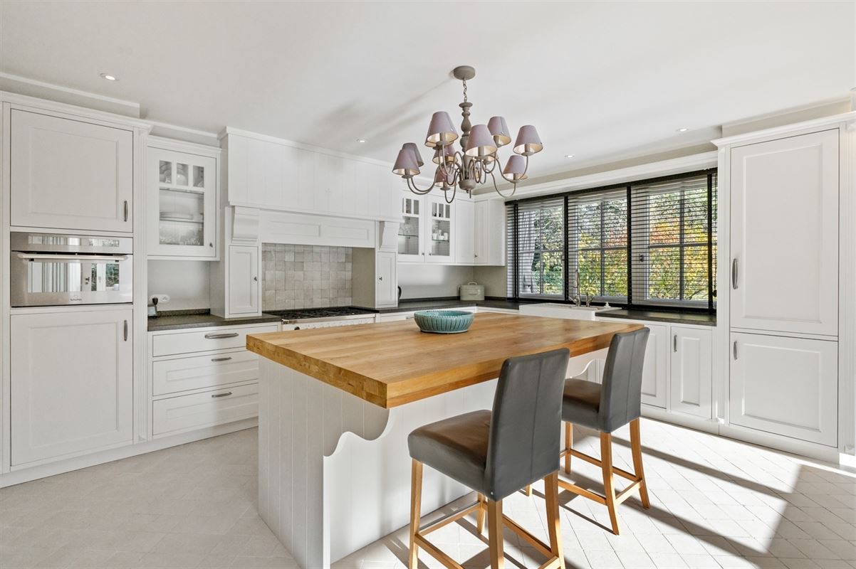 Gerenoveerde villa met bijgebouw op gunstige locatie