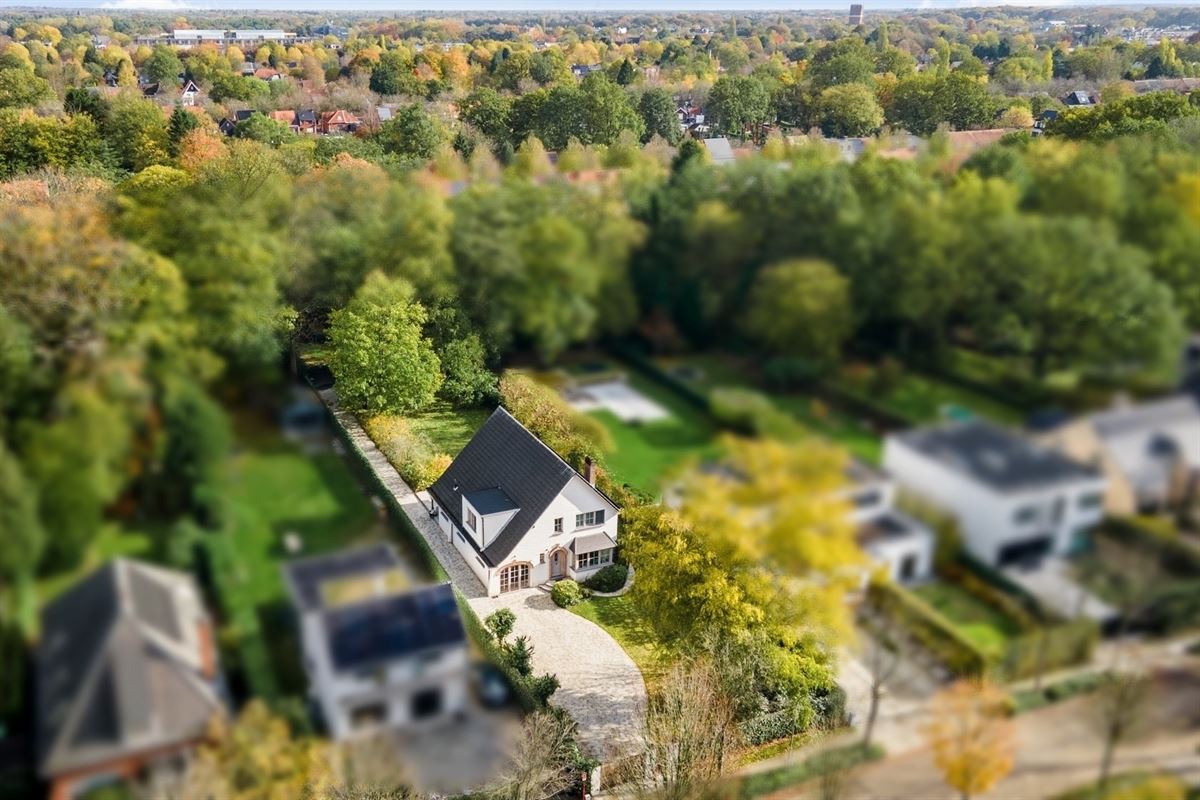 Gerenoveerde villa met bijgebouw op gunstige locatie