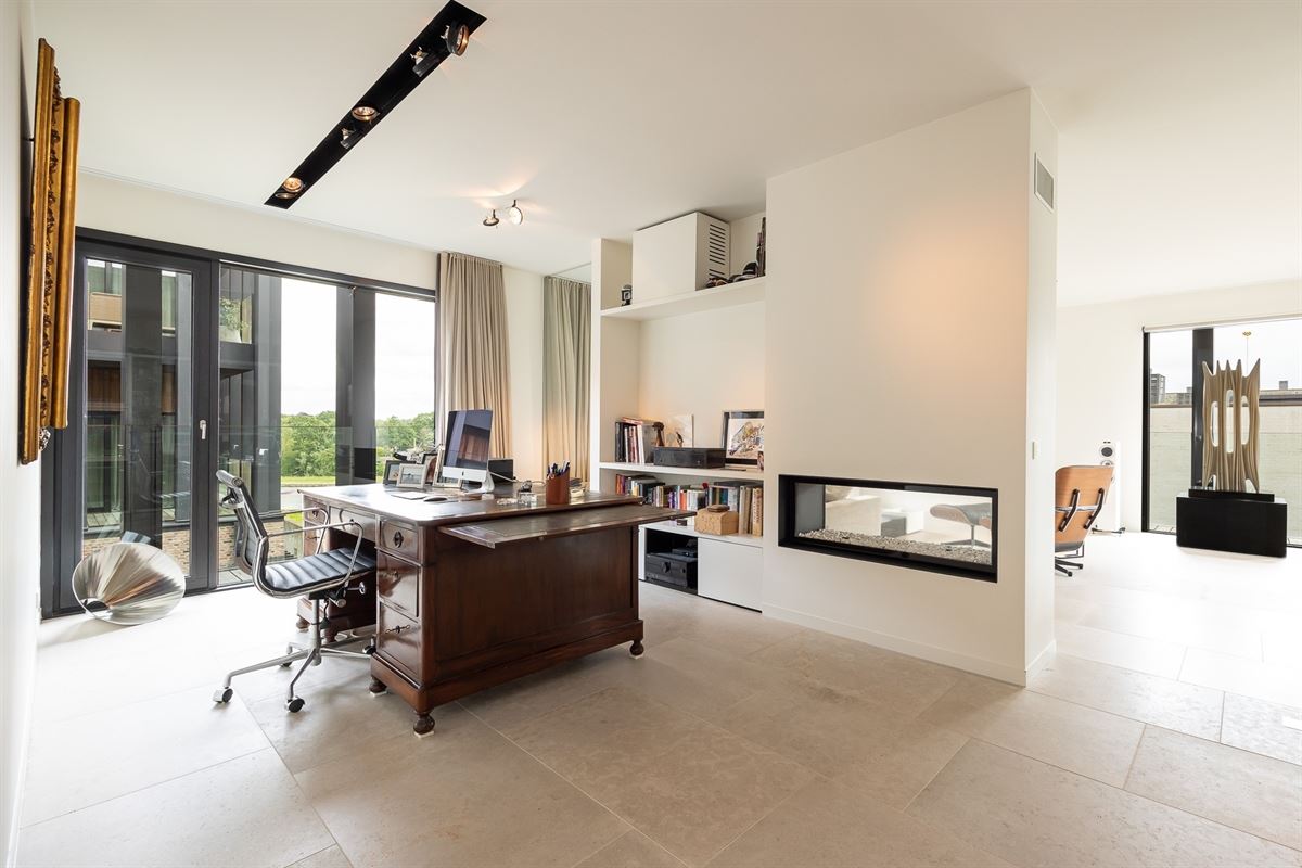 Royaal appartement van ca 198 m² met terras op Het Kanaal