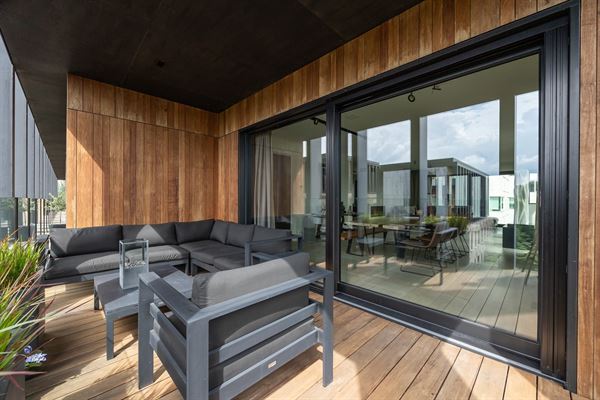 Royaal appartement van ca 198 m² met terras op Het Kanaal