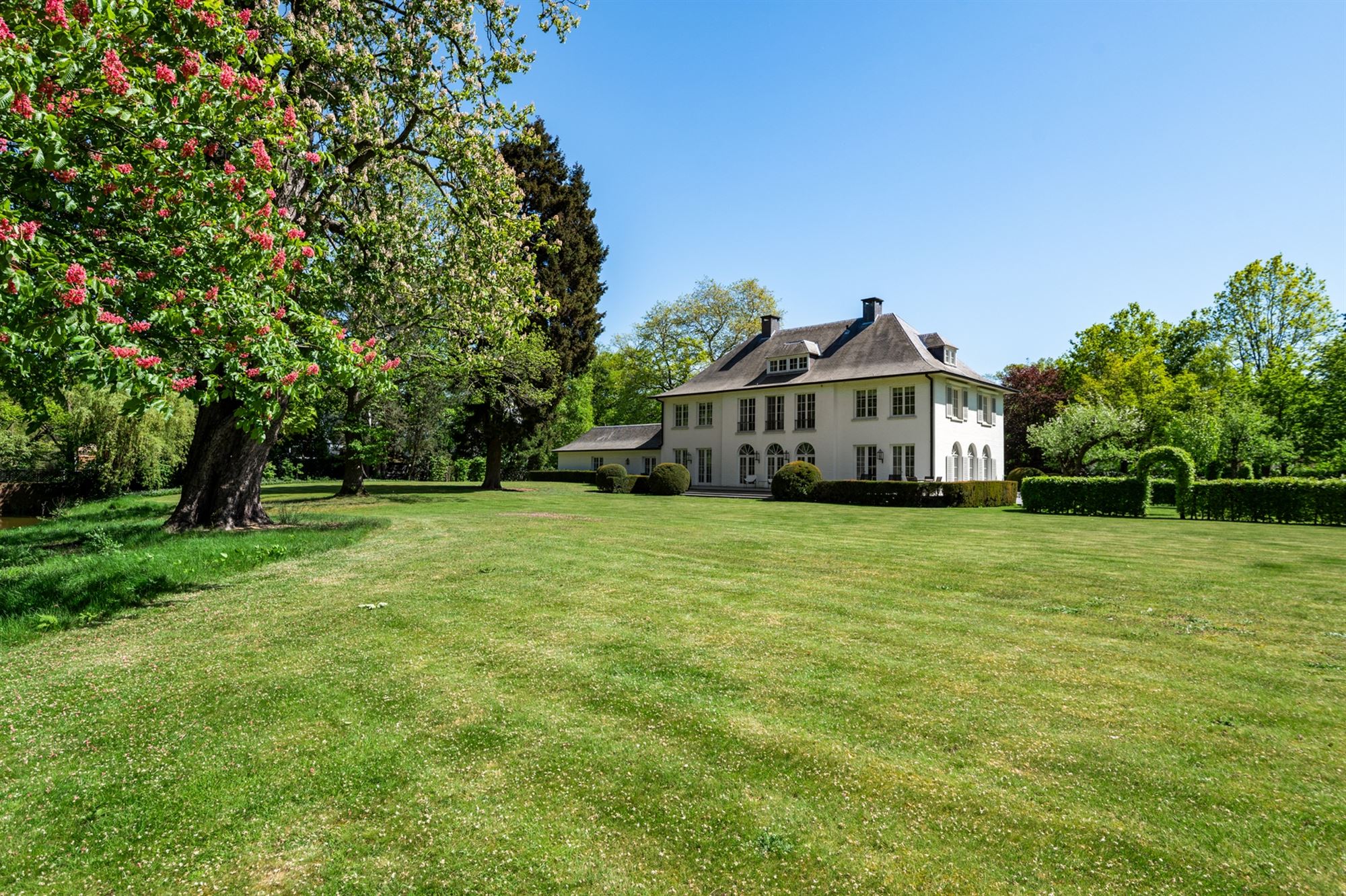 Statige villa met prachtige parktuin op ruim 1 hectare