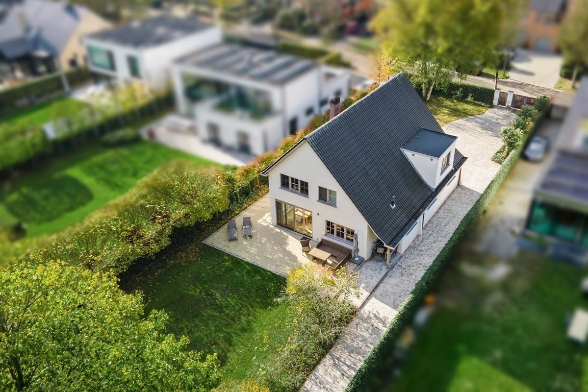 Gerenoveerde villa met bijgebouw op gunstige locatie