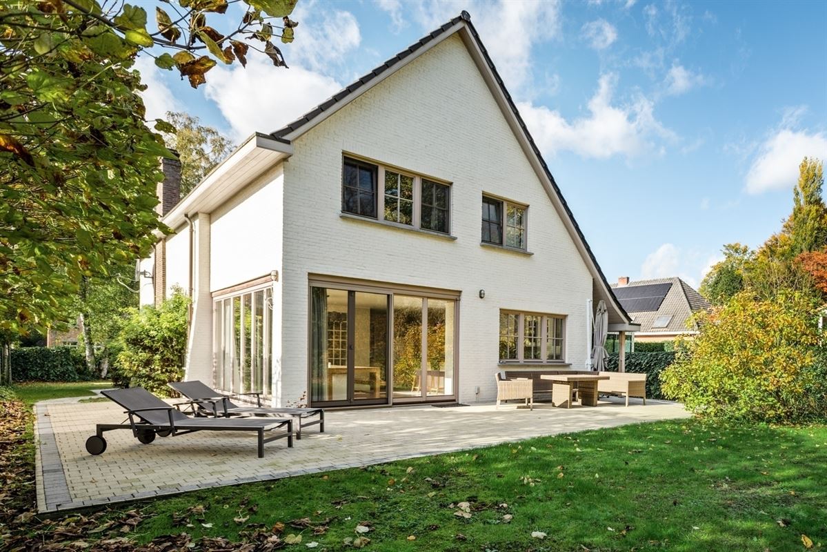 Gerenoveerde villa met bijgebouw op gunstige locatie