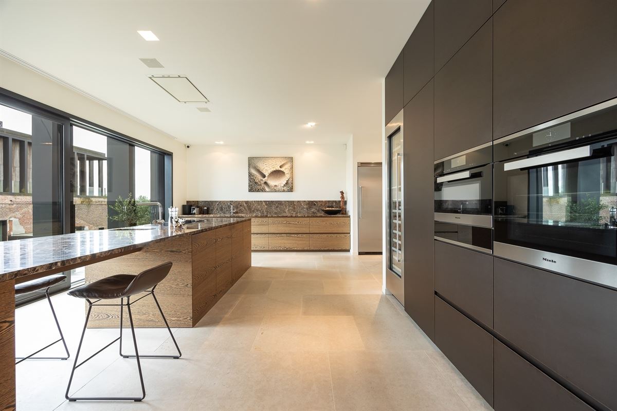 Royaal appartement van ca 198 m² met terras op Het Kanaal