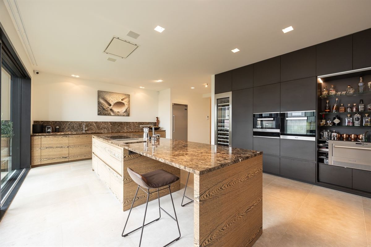 Royaal appartement van ca 198 m² met terras op Het Kanaal