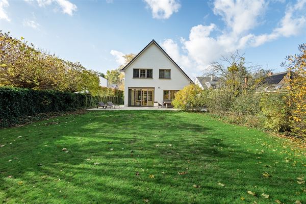 Gerenoveerde villa met bijgebouw op gunstige locatie