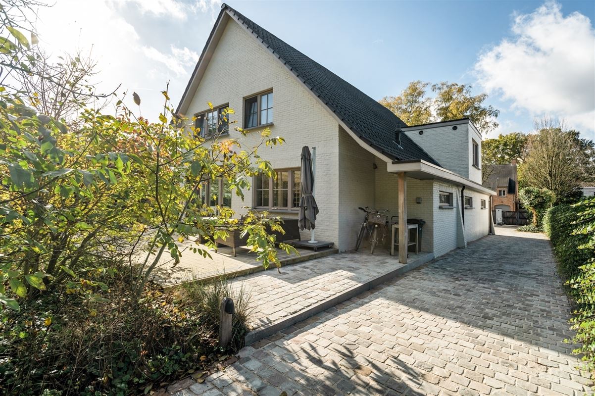 Gerenoveerde villa met bijgebouw op gunstige locatie