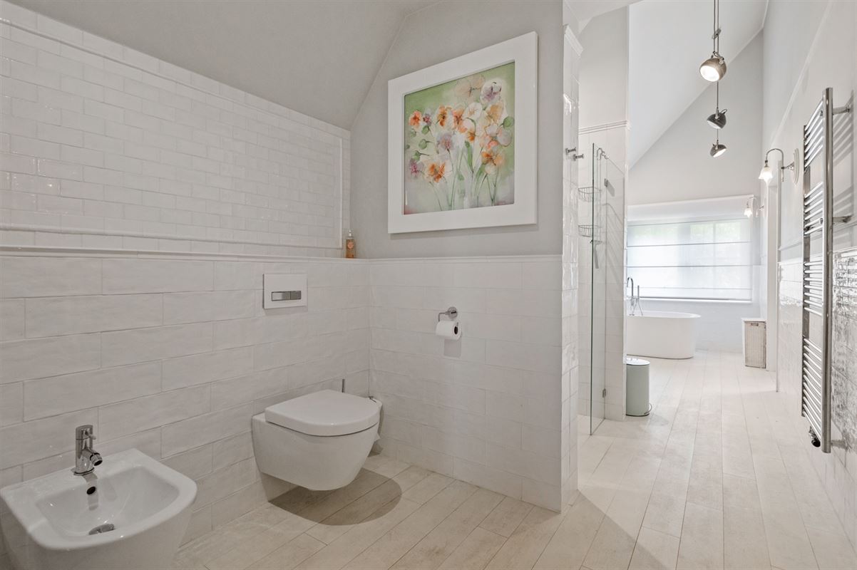Gerenoveerde villa met bijgebouw op gunstige locatie
