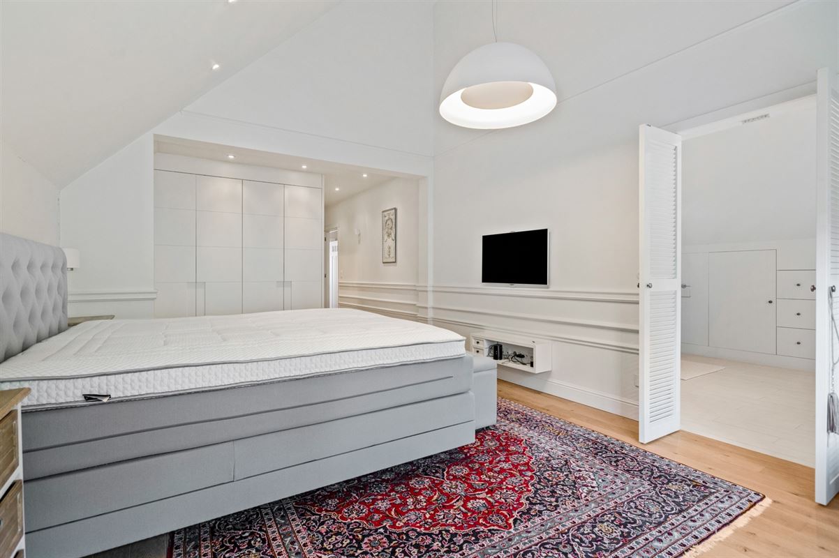 Gerenoveerde villa met bijgebouw op gunstige locatie